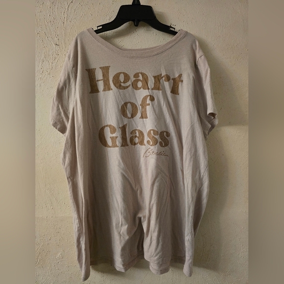 The Vinyl Icons Tops - Heart of Glass Beige Short Sleeve Tee